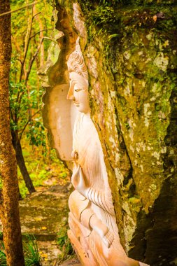 Huai Pha Kiang tapınağında kayalara Buda sanatı oymak, Tayland.