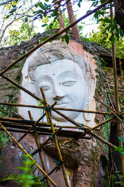 Huai Pha Kiang tapınağında kayalara Buda sanatı oymak, Tayland.