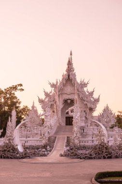 Tayland 'ın Chiang Rai bölgesindeki Rong Khun tapınağı..