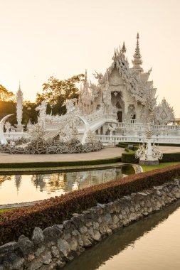 Tayland 'ın Chiang Rai bölgesindeki Rong Khun tapınağı..