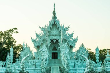 Tayland 'ın Chiang Rai bölgesindeki Rong Khun tapınağı..