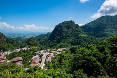 Dağ manzaralı Pha Mee köyü, Chiang Rai ili..