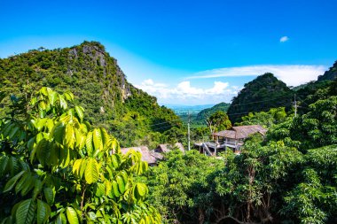 Dağ manzaralı Pha Mee köyü, Chiang Rai ili..