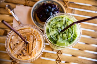 Buzlu Matcha Latte ve Buzlu Kahve Plastik Cam, Tayland.