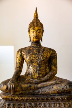 Beyaz geçmişi olan Sukhothai tarzı Buda, Tayland.