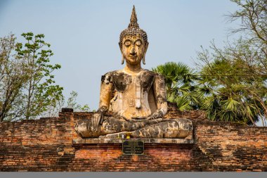 Si Satchanalai tarihi parkında antik Buda, Tayland.