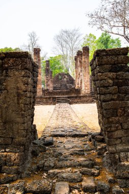 Wat Suan Kaeo Utthayan Yai tapınağı Si Satchanalai tarihi parkı, Tayland.