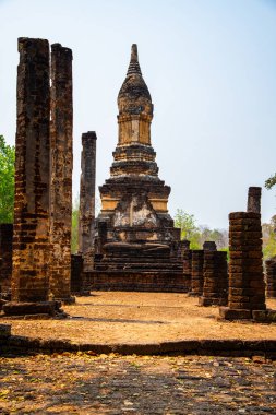 Si Satchanalai tarihi parkındaki Chedi Ched Thaeo tapınağı, Tayland.