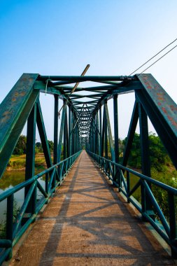 Tayland 'ın Sukhothai eyaletinde nehir üzerindeki demir köprü..