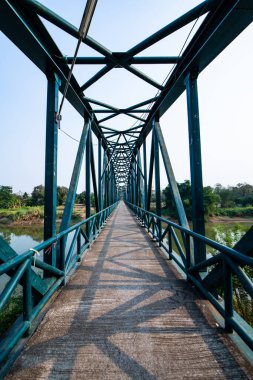 Tayland 'ın Sukhothai eyaletinde nehir üzerindeki demir köprü..