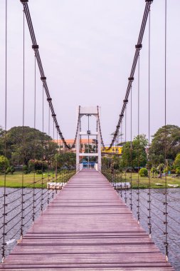 Nong Somboon Gölü, Tayland 'daki asma köprü..