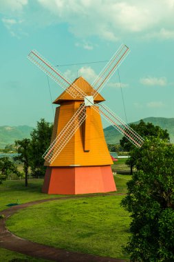 Tayland 'da, parkta güzel yel değirmeni.