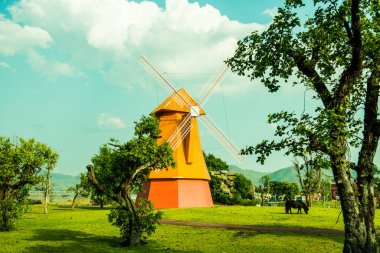 Tayland 'da, parkta güzel yel değirmeni.