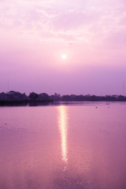 Kwan Phayao Gölü 'nde gün doğumu, Tayland.