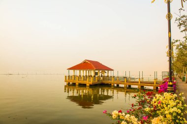 Tayland 'da, gölde bir dinlenme evi..