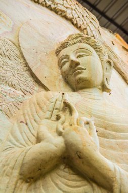 Huai Pha Kiang tapınağında kayalara Buda sanatı oymak, Tayland.