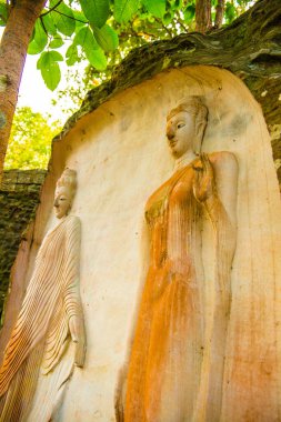 Huai Pha Kiang tapınağında kayalara Buda sanatı oymak, Tayland.