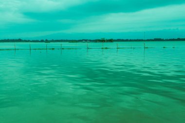 Tayland 'daki Kwan Phayao Gölü' nde Tilok Aram Tapınağı ile göl manzarası.