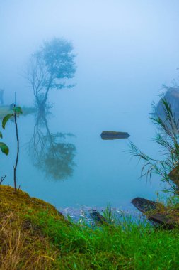 Tayland 'da sisli göl manzarası.