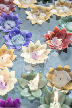 Suda çiçek mumları, Tayland.