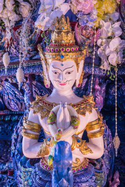 Tayland tarzı melek heykeli tapınakta, Tayland.