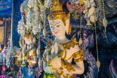 Tayland tarzı melek heykeli tapınakta, Tayland.