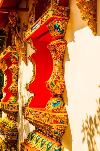 泰国庙宇中美丽的泰式窗户 — 图库照片