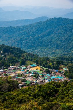 Dağ manzaralı Doi Pui Mong tepe köyü, Tayland.