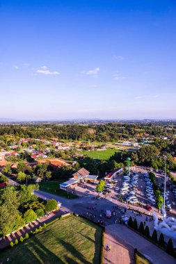 Tayland 'ın Chiang Rai eyaletinde otoparkı olan yerli bir köy..