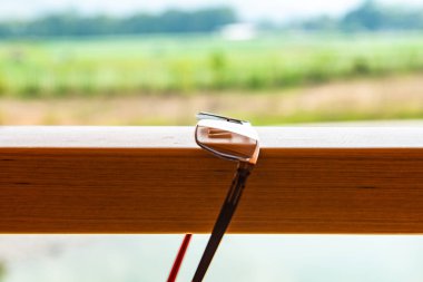 Bardaklar tırabzanda, Tayland.