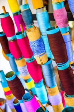 Çok renkli iplik makaraları Lanna tarzı geleneksel şemsiye yapımı için hazırlandı, Chiang Mai vilayeti.