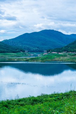 Mae Kuang Udom Thara barajının manzara manzarası, Tayland.