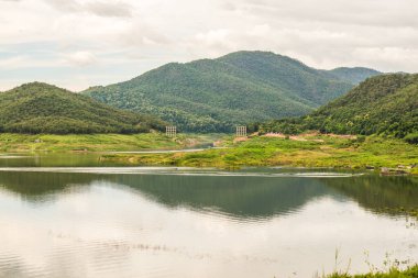 Mae Kuang Udom Thara barajının manzara manzarası, Tayland.