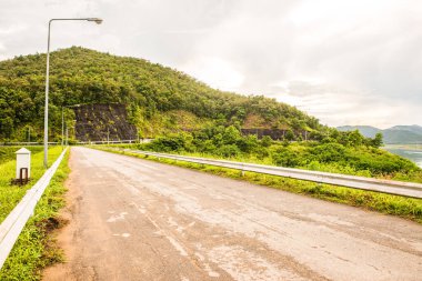 Mae Kuang Udom Thara Barajı Yolu, Tayland.