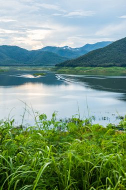 Mae Kuang Udom Thara barajının manzara manzarası, Tayland.