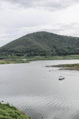 Mae Kuang Udom Thara barajının manzara manzarası, Tayland.