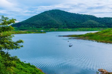 Mae Kuang Udom Thara barajının manzara manzarası, Tayland.