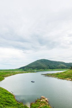 Mae Kuang Udom Thara barajının manzara manzarası, Tayland.