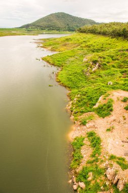 Mae Kuang Udom Thara barajının manzara manzarası, Tayland.