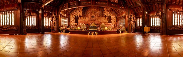 チェンマイ県ワット ルアンクン ウィンの仏像と美しい木造建築物のパノラマ画像 — ストック写真