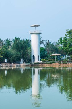 Göl kenarındaki deniz feneri, Tayland.