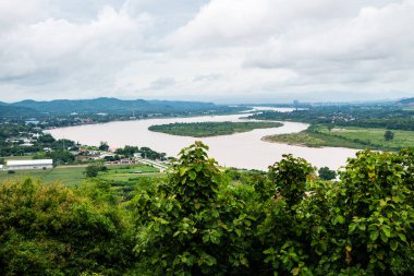 Tayland 'ın Chiang Saen şehrindeki Mekong nehrinin en üst manzarası..