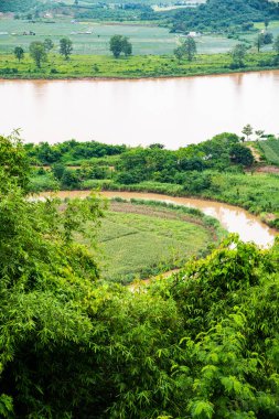 Tayland 'ın Chiang Saen şehrindeki Mekong nehrinin en üst manzarası..