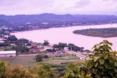 Tayland 'ın Chiang Saen şehrindeki Mekong nehrinin en üst manzarası..