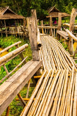 Tayland 'da göleti olan küçük bir köprü..