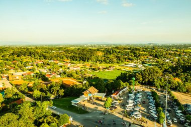 Tayland 'ın Chiang Rai eyaletinde otoparkı olan yerli bir köy..