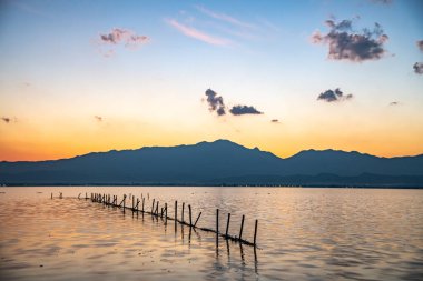 Günbatımında Kwan Phayao Gölü, Tayland.