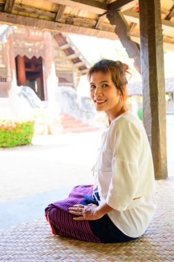 Lanna tarzı geçmişi olan Taylandlı kadın, Chiang Mai.