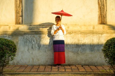 Lanna tarzı geçmişi olan Taylandlı kadın, Chiang Mai.