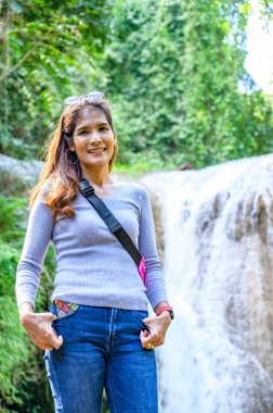 Phayao 'daki Doi Phu Nang Milli Parkı' nda Than Sawan Şelalesi ile birlikte Asya Kadını.